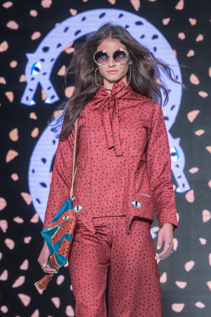 Una modelo desfila durante la presentación de la colección “El Jaguar y la luna“ de Shantall Lacayo en la Semana de la Moda en Miami 2017. Foto EFE/Giorgio Viera.