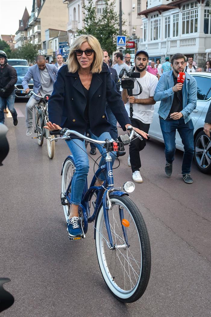 De paseo y en bicicleta, la primera dama, Brigitte Macron, encanta a los franceses. EFE/EPA/Christophe Petit Tesson.