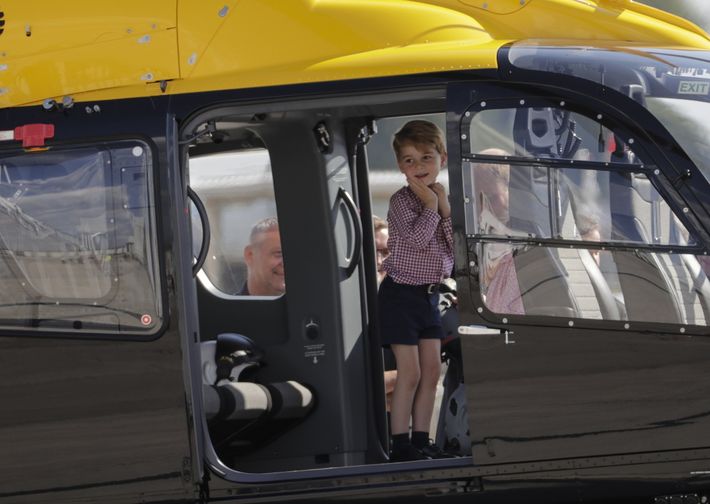 El príncipe George no esconde su asombro luego de montarse en un helicóptero mientras visita junto a sus padres, los duques de Cambridge, la línea final de montaje del Airbus A320 en la fábrica Airbus en Hamburgo (Alemania. ( EFE/Carsten Koa)