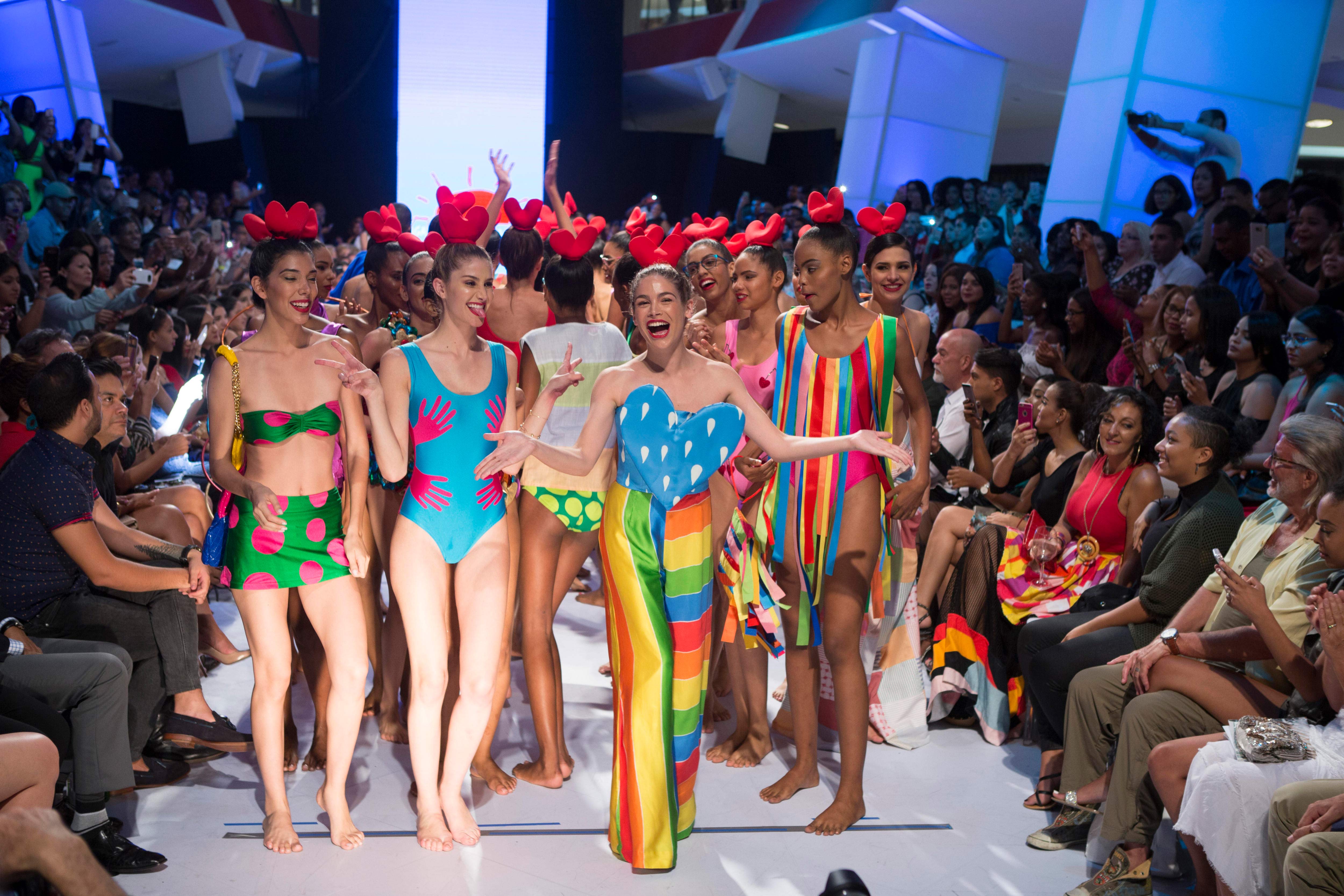 Ágatha Ruiz de la Prada no decepcionó y entregó una explosión de color, tal como se esperaba, en la Semana de la Moda de Dominicana. Foto EFE/ Orlando Barría.