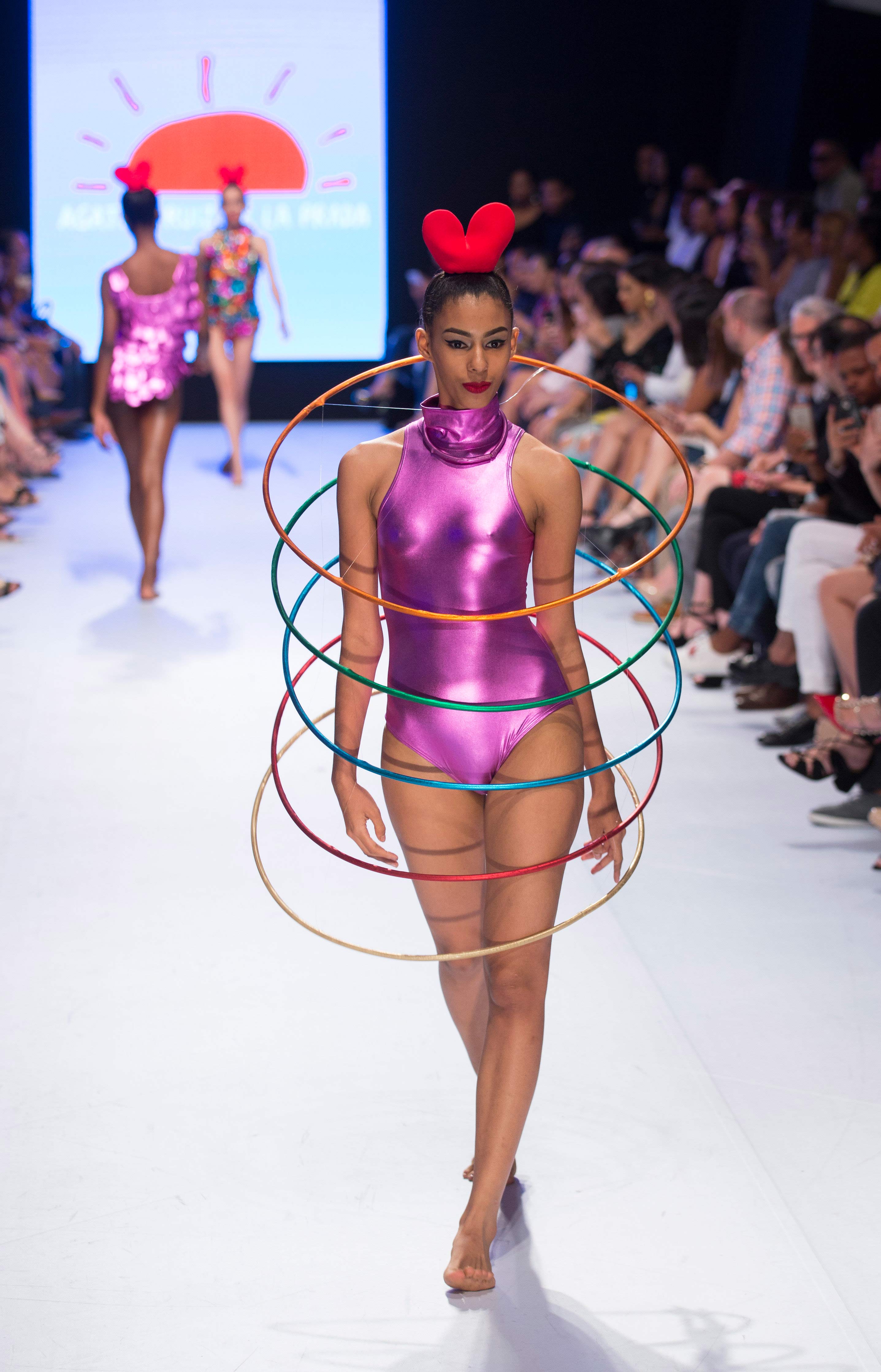 El color de moda, el disco pink, también desfiló en la pasarela de Ágatha Ruiz de la Prada, durante la clausura de la Semana de la Moda de Dominicana. Foto EFE/ Orlando Barría.