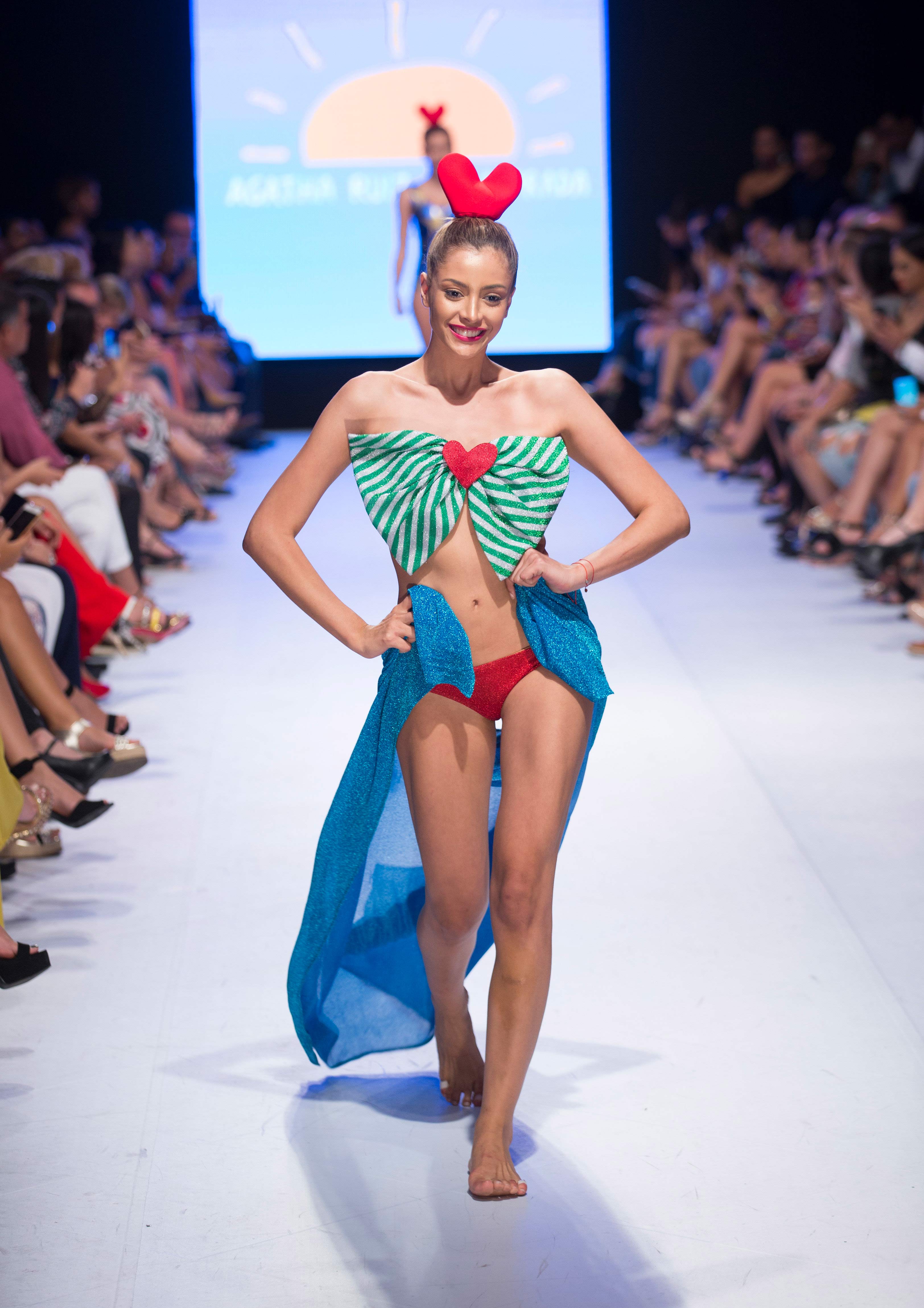 Una modelo luce prendas de la española Ágatha Ruiz de la Prada, durante la clausura de la Semana de la Moda de República Dominicana. Foto EFE/ Orlando Barría.