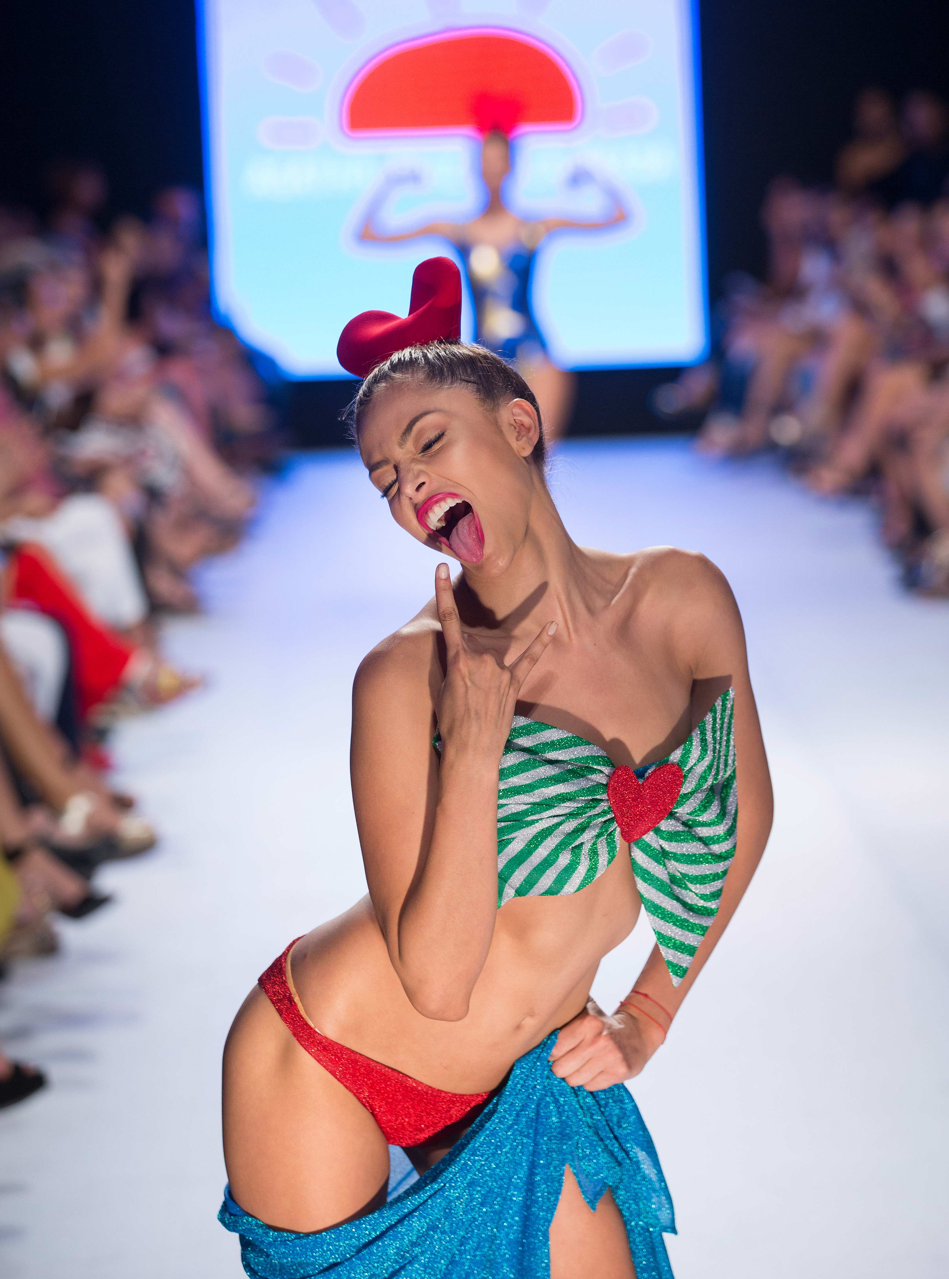 Una modelo luce prendas de la española Ágatha Ruiz de la Prada, durante la clausura de la Semana de la Moda de Dominicana. Foto EFE/ Orlando Barría.
