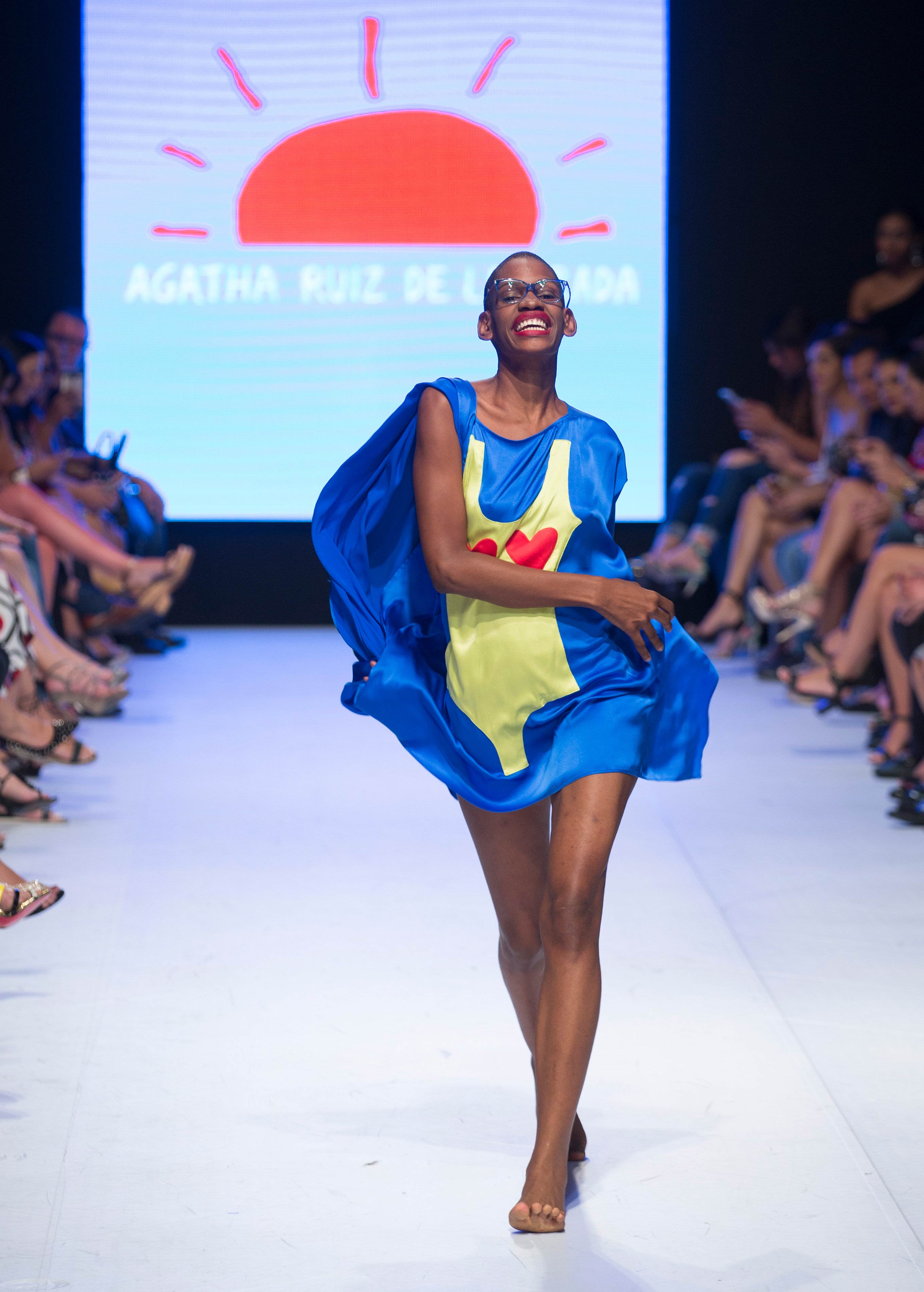 El azul, uno de los colores shocking de la diseñadora Ágatha Ruiz de la Prada, durante la clausura de la Semana de la Moda de Dominicana. Foto EFE/ Orlando Barría.