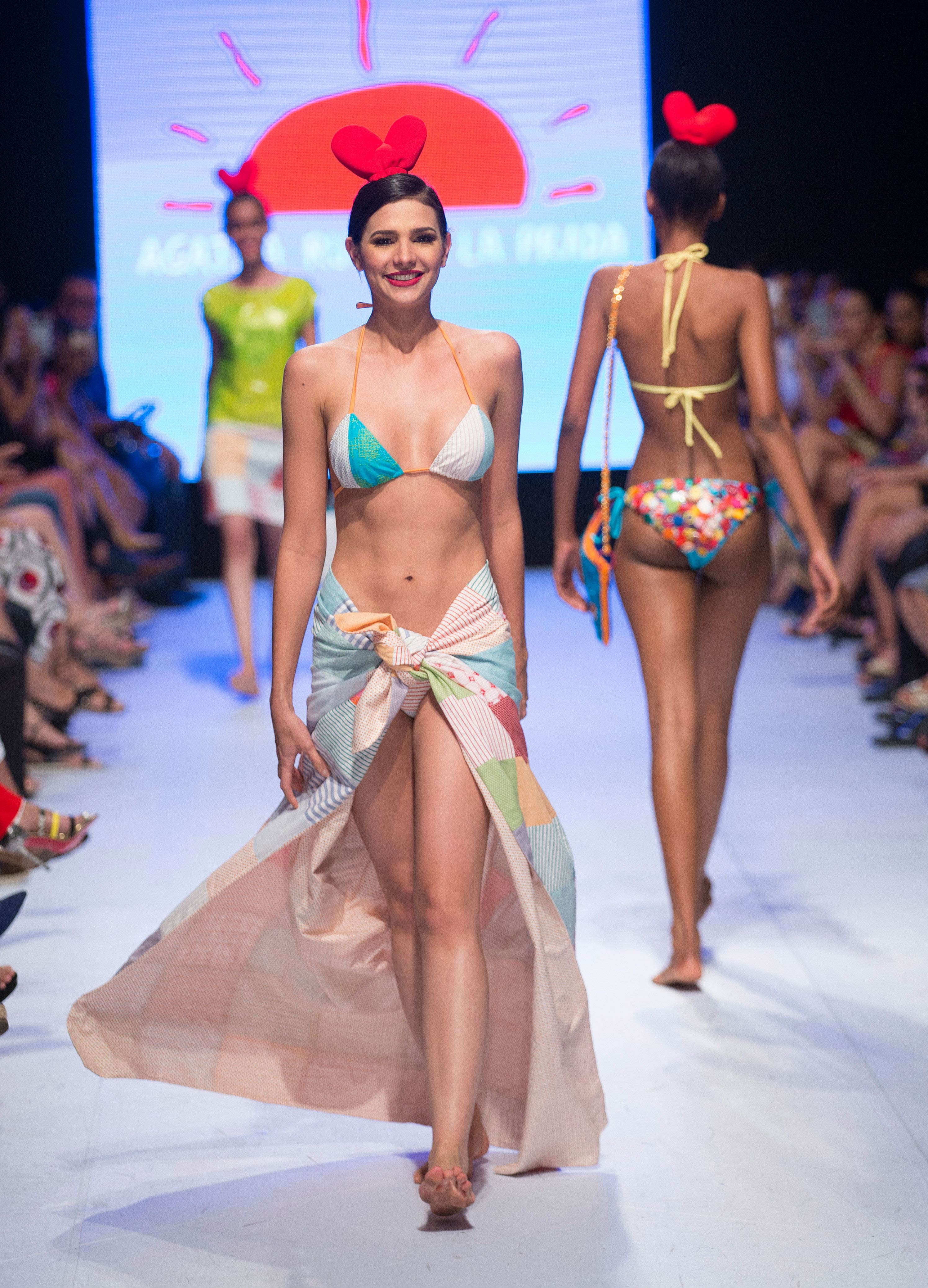 Los pareos, presentes en la clausura de la Semana de la Moda de Dominicana de la mano de Agatha Ruiz de la Prada. Foto EFE/ Orlando Barría.