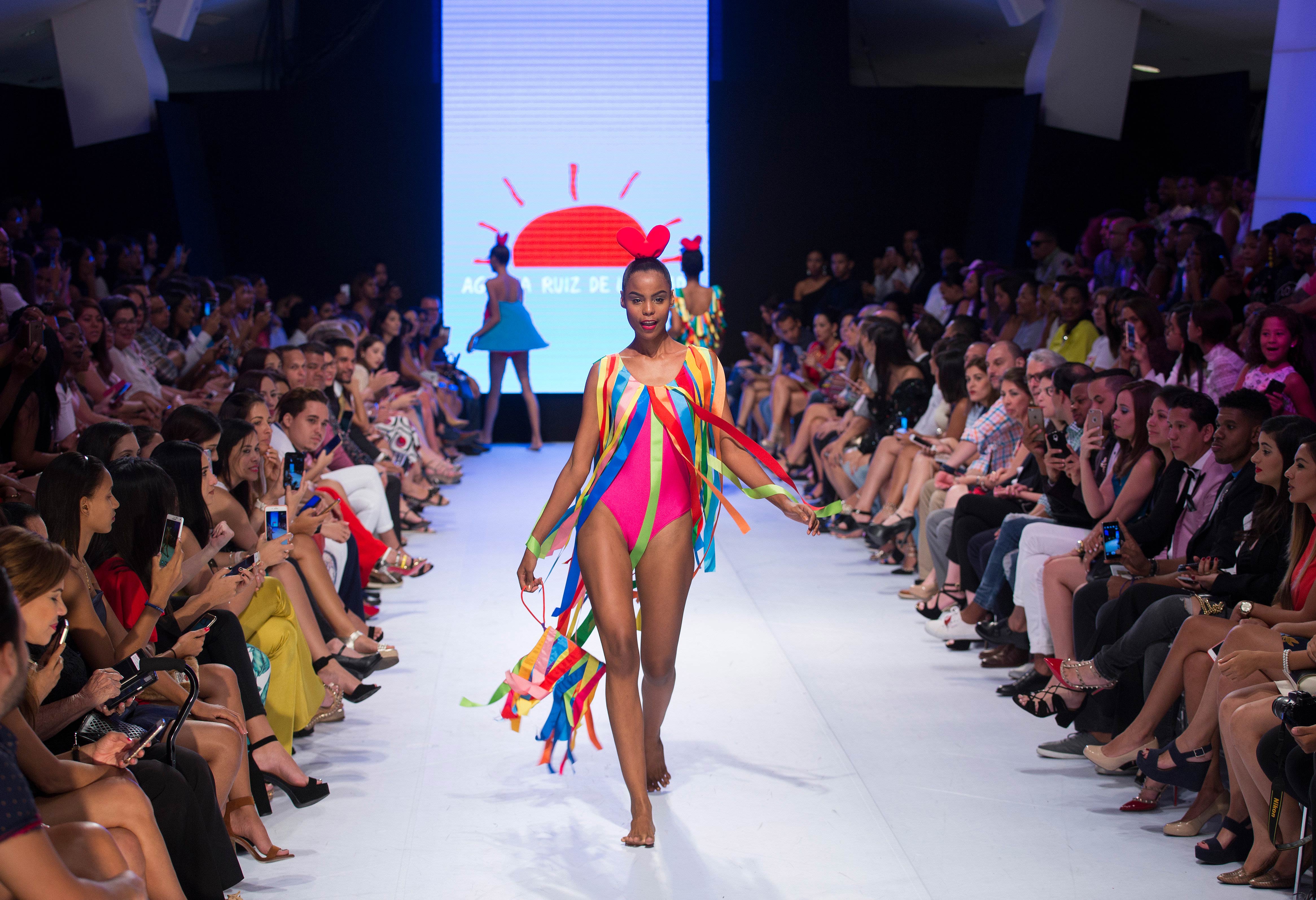 Los flecos, una de las apuestas de Ágatha Ruiz de la Prada, durante la clausura de la Semana de la Moda de Dominicana. Foto EFE/ Orlando Barría.