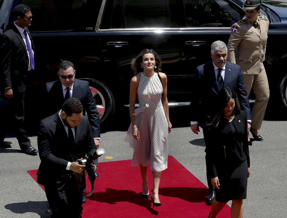 La reina Letizia a su llegada al encuentro con el presidente de la República Dominicana, Danilo Medina, en el palacio presidencial de Santo Domingo. (EFE)
