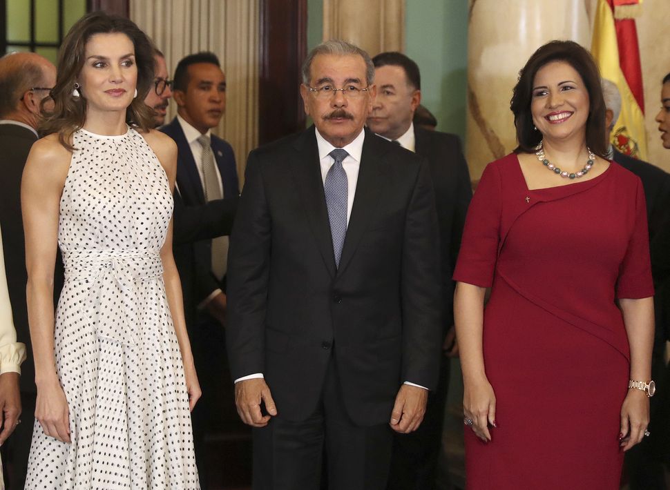 La reina Letizia durante su encuentro con el presidente de la República Dominicana, Danilo Medina, y la vicepresidenta, Margarita Cedeño (derecha). (EFE)