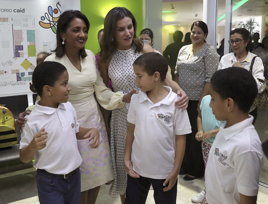 La esposa del presidente dominicano, Cándida Montilla de Medina (izquierda), y la reina Letizia visitan el Centro de Atención Integral para la Discapacidad (CAID) de Santo Domingo Oeste, donde se atiende a niños que padecen síndrome de Down, autismo y parálisis cerebral. (EFE)