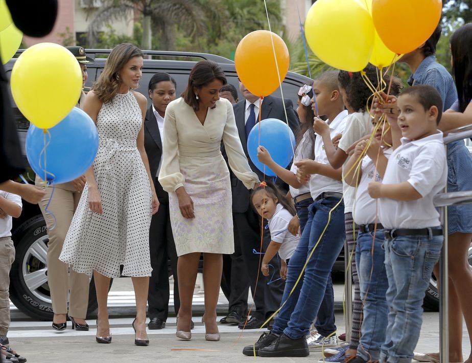 La esposa del presidente dominicano, Cándida Montilla de Medina (derecha), y la reina Letizia llegan al Centro de Atención Integral para la Discapacidad (CAID) de Santo Domingo Oeste. (EFE)