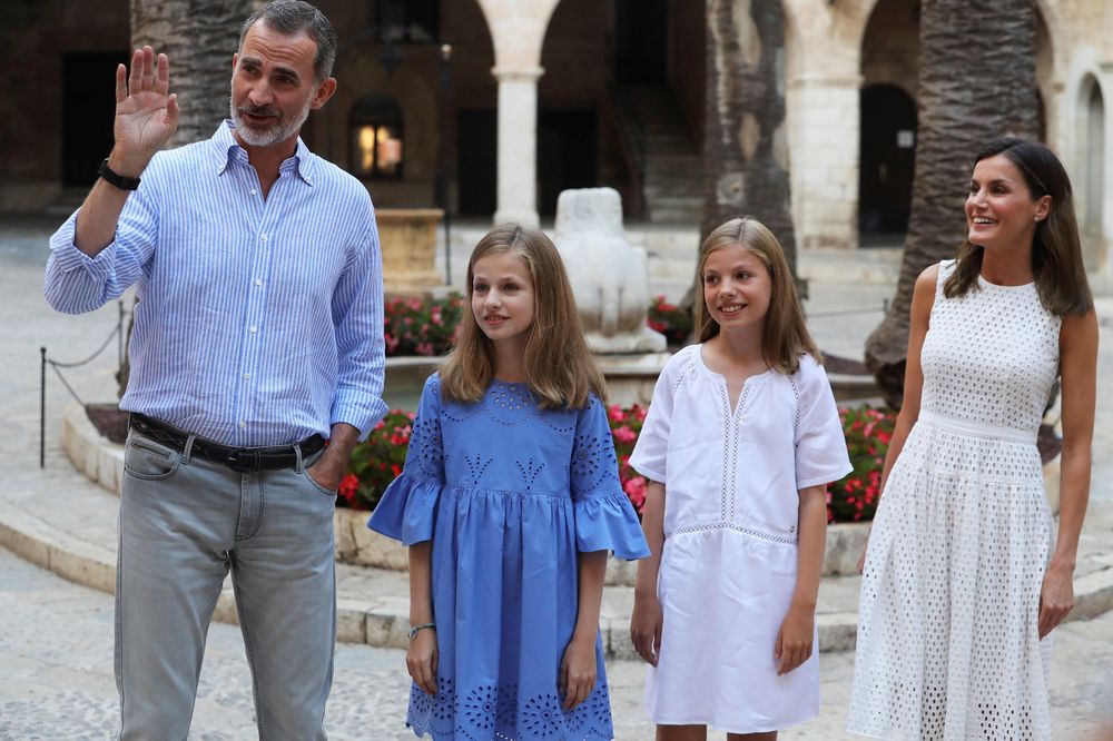 Los reyes de España y sus hijas durante el posado de la familia en Mallorca. (Foto: EFE)