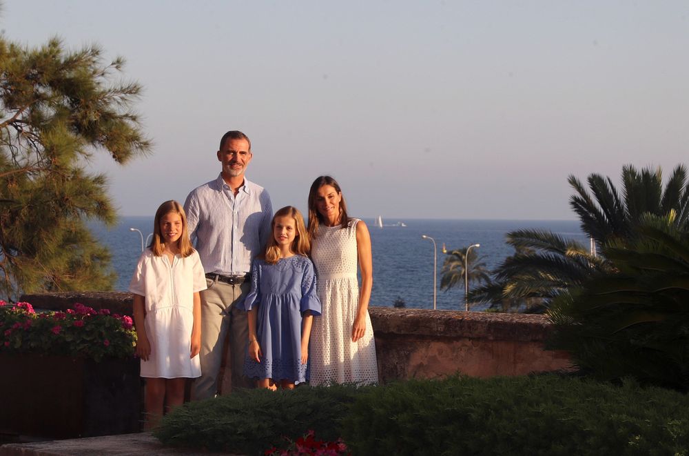 Los reyes de España y sus hijas, la princesa Leonor (segunda a la derecha) y la infanta Sofía, posan ante las cámaras al comienzo de sus vacaciones en Palma de Mallorca, aunque esta vez no lo hicieron en el Palacio de Marivent, sino en el de la Almudaina. (Foto: EFE)