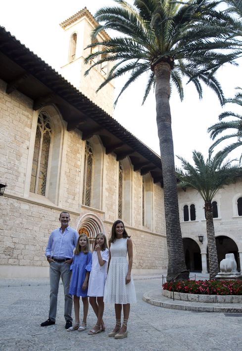 Felipe y Letizia junto a sus hijas. (Foto: EFE)