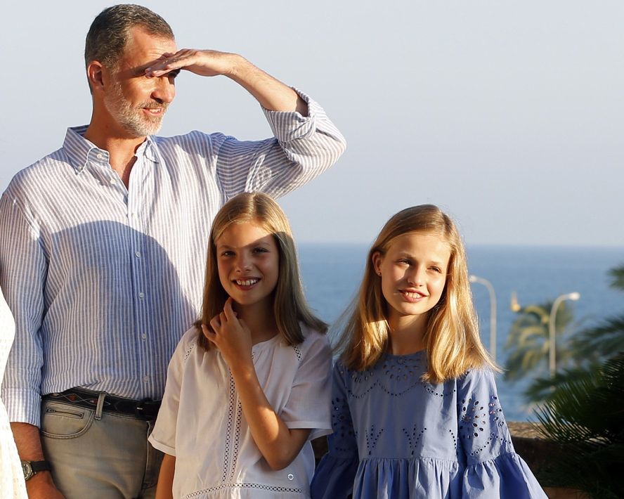 El rey Felipe, la infanta Sofía y la princesa Leonor. (Foto: EFE)