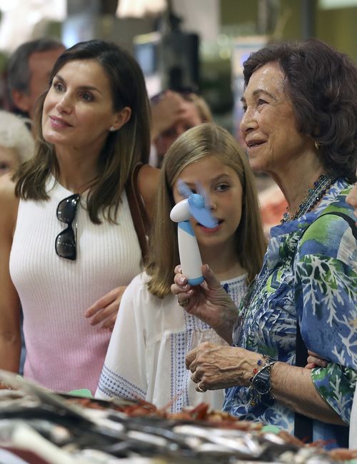 Doña Sofía sostiene un ventilador portátil en la mano. (EFE)