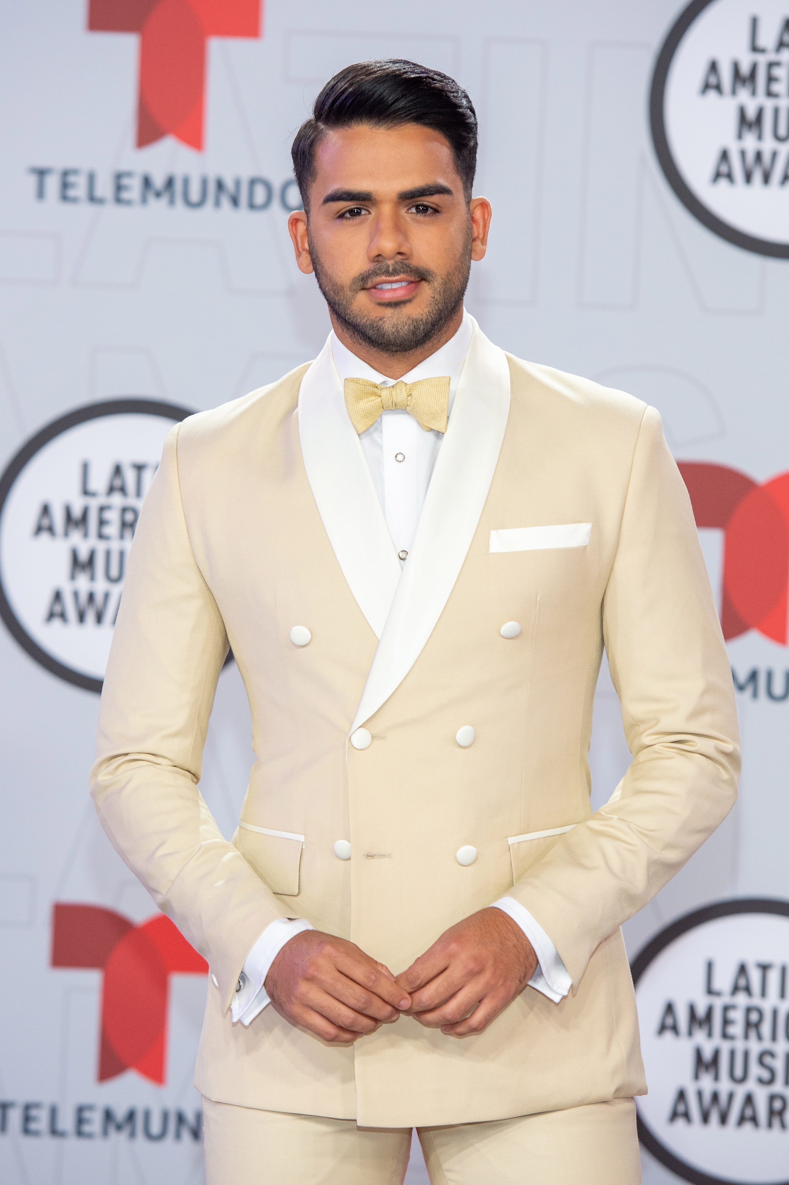Carlos Adyan, destacado en el "backstage" se decantó por los colores claros para la gran noche. El boricua trabajó de la mano del "stylist" Reading Panteleon, el mismo de Adamari López y Belinda. (AP)
