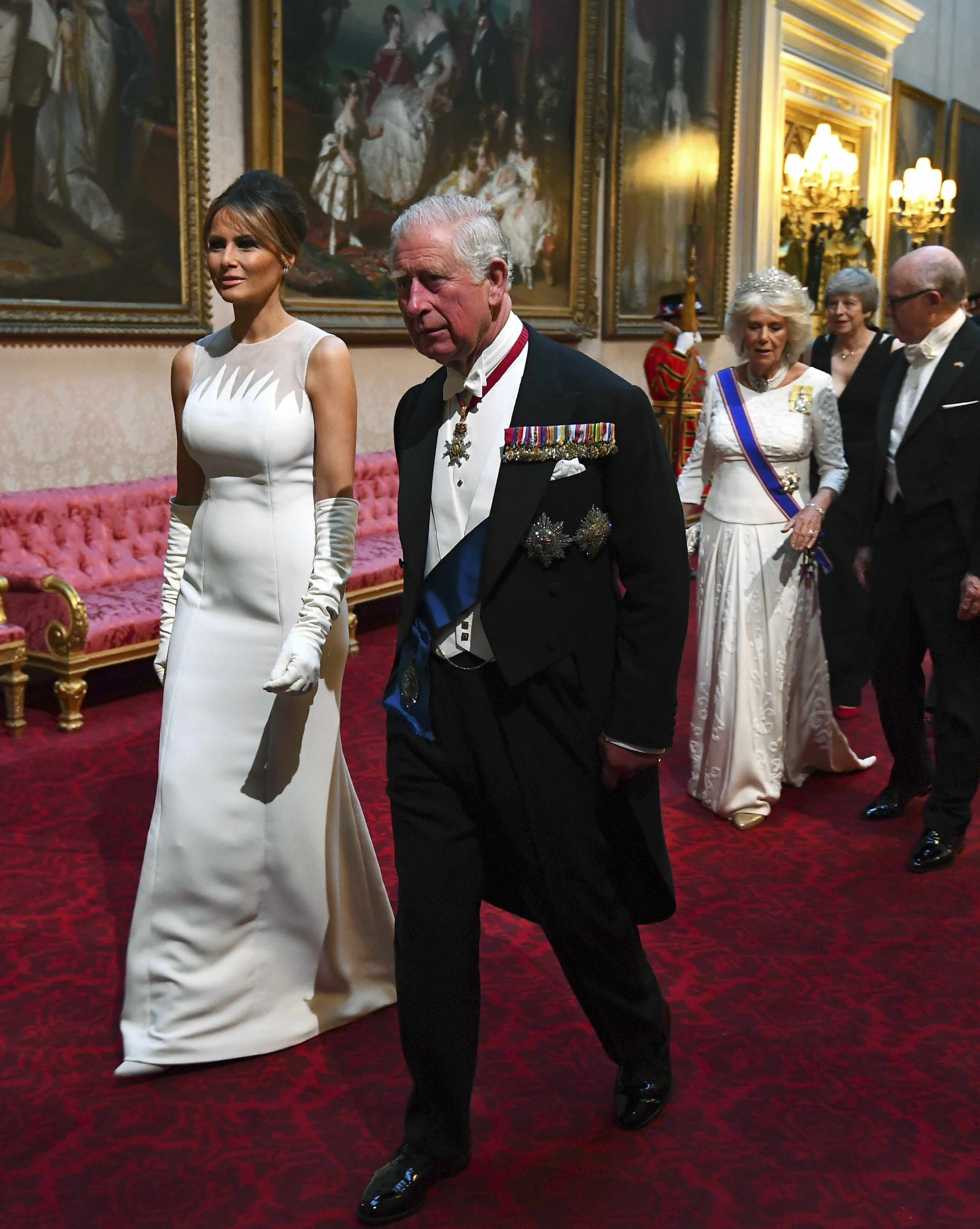 Melania usó un vestido firmado por Dior Haur Couture con escote de transparencias asimétricas. (AP)