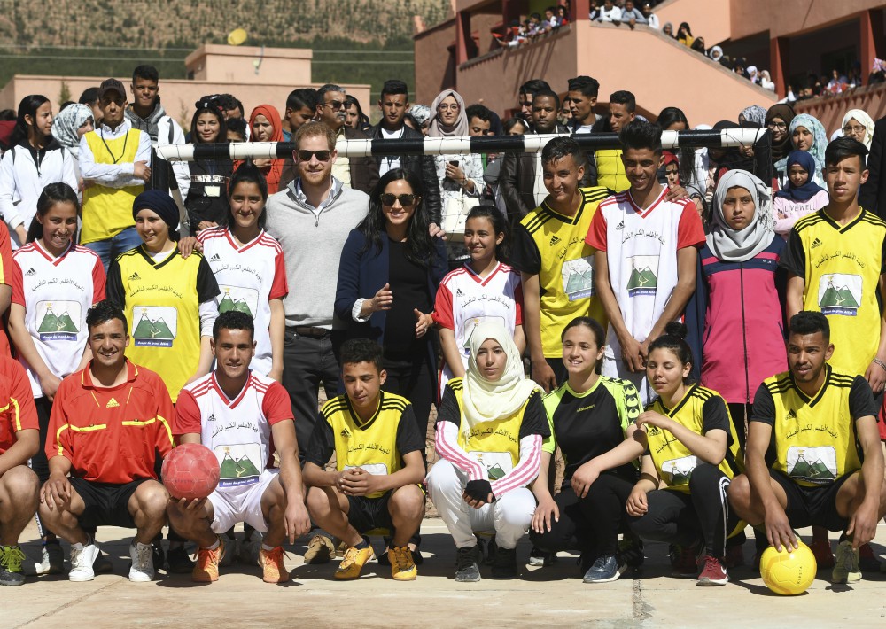 Harry y Meghan también disfrutaron viendo a algunos estudiantes jugar en un partido de fútbol en el Lycée Collegial Le Grand Atlas. (AP)