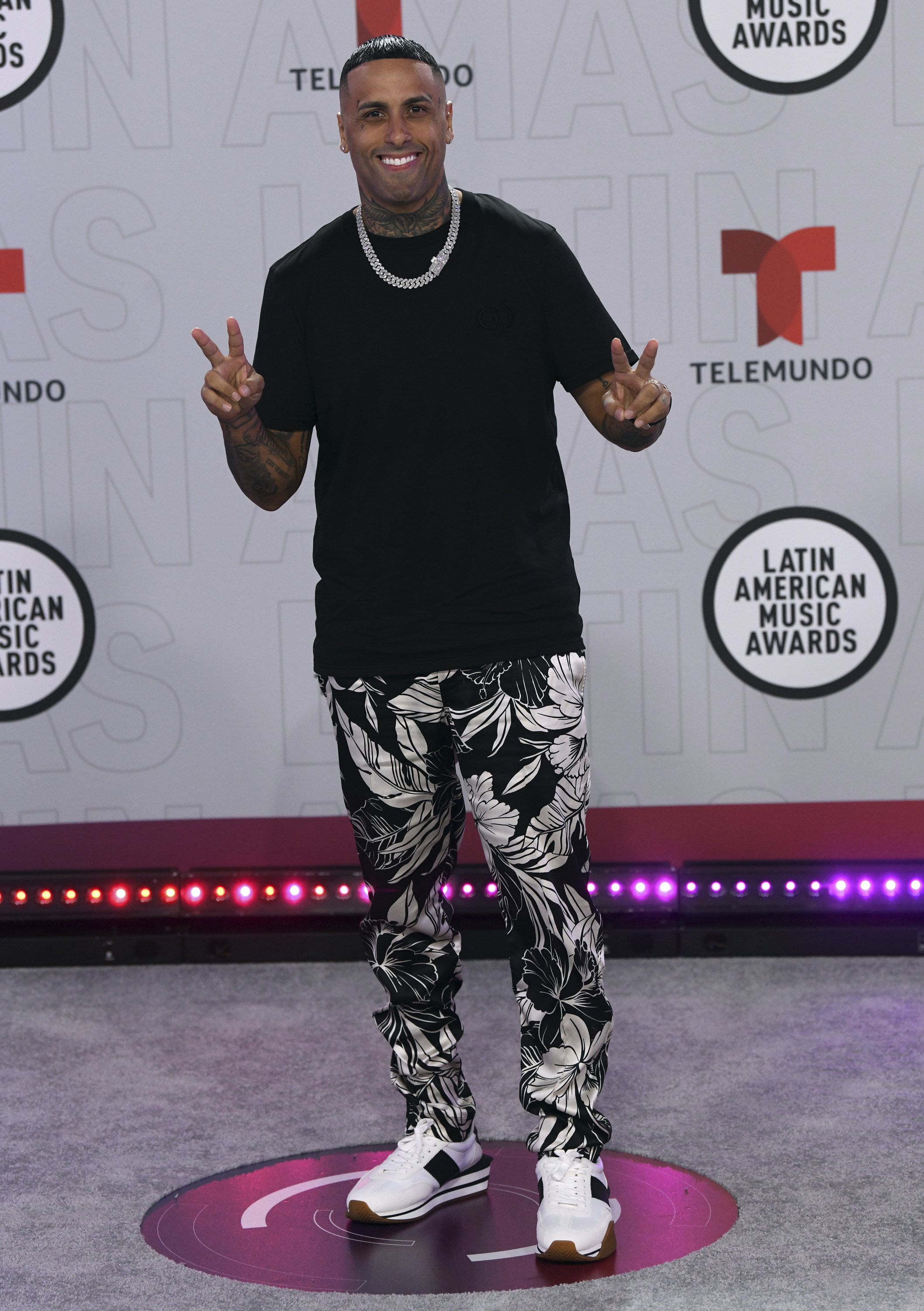 Nicky Jam admitió sentirse "raro" durante su entrevista en la alfombra roja porque era la primera vez en "3 o 4 años" que no se afeitaba su barba. (AP)