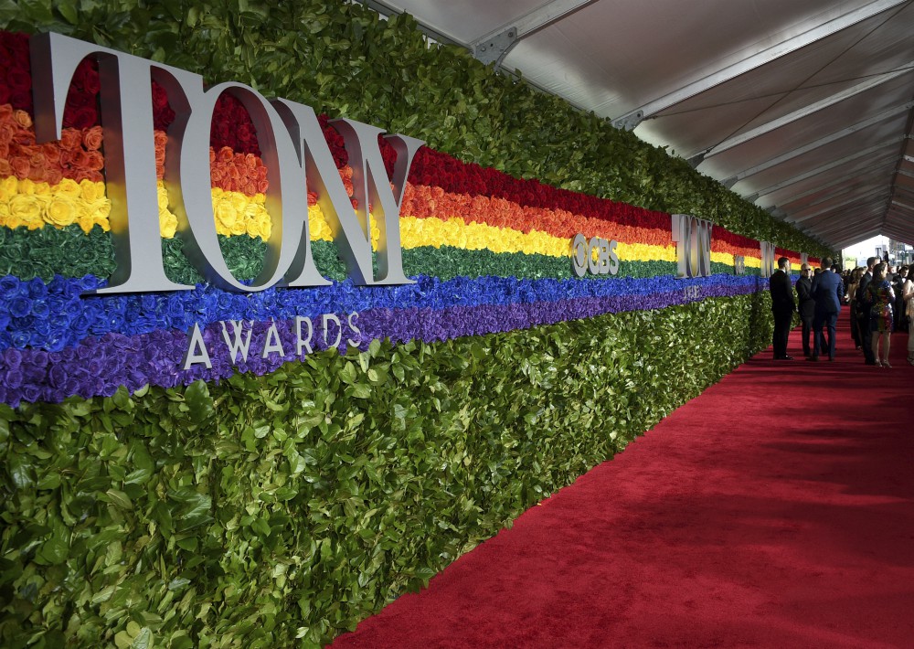 Como en ediciones recientes, una gran instalación de rosas dio la bienvenida a los participantes en la gran fiesta anual de Broadway. (AP)
