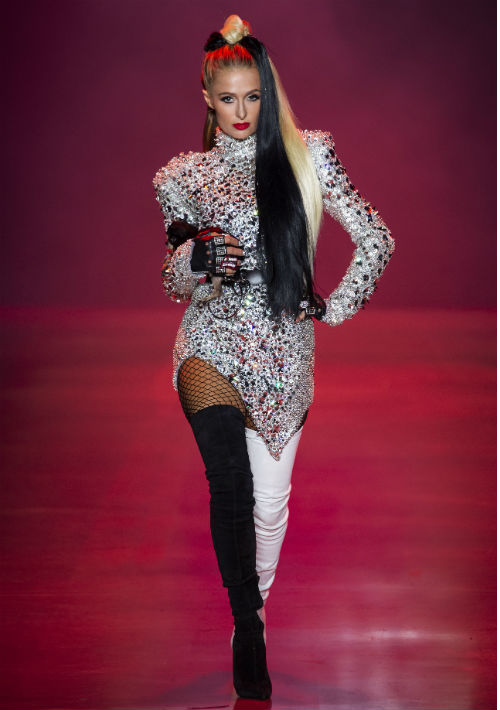 La socialité Paris Hilton desfiló como Cruella de Vil. (WGSN)