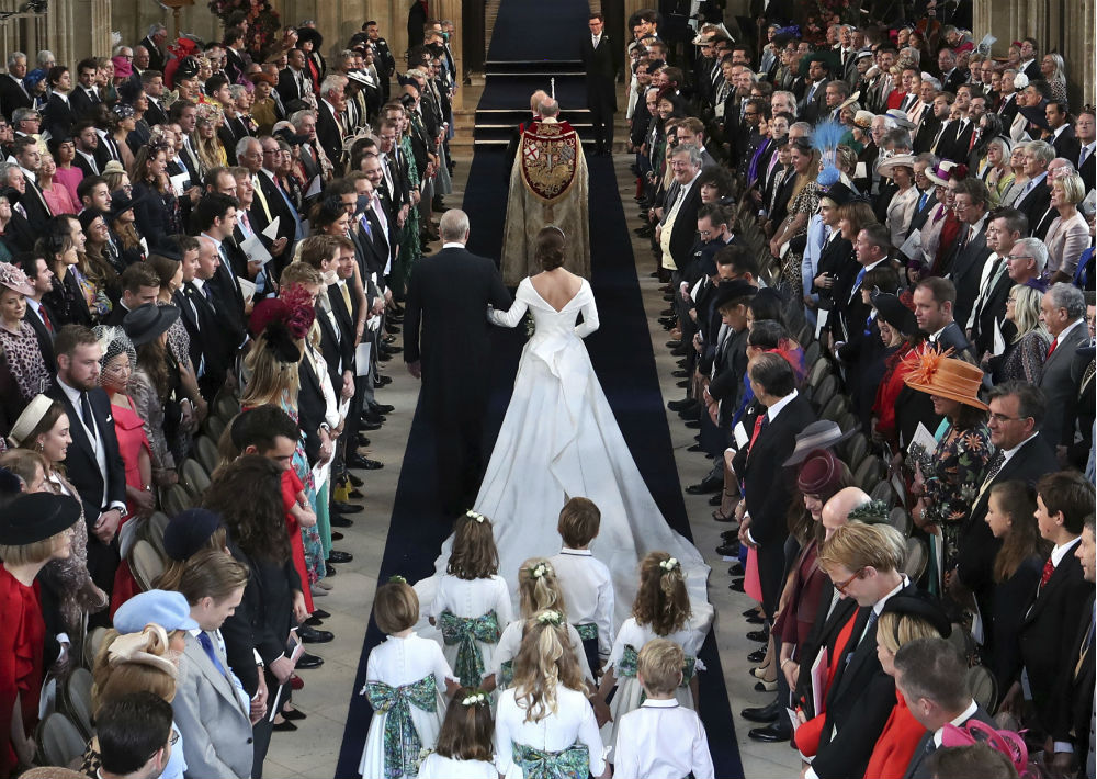 La pareja invitó a 1,200 miembros del público a entrar en los terrenos del castillo para ver de cerca los procedimientos. También había multitudes de simpatizantes en las calles fuera del imponente castillo, el lugar donde se casó Harry con Meghan Markle en mayo.