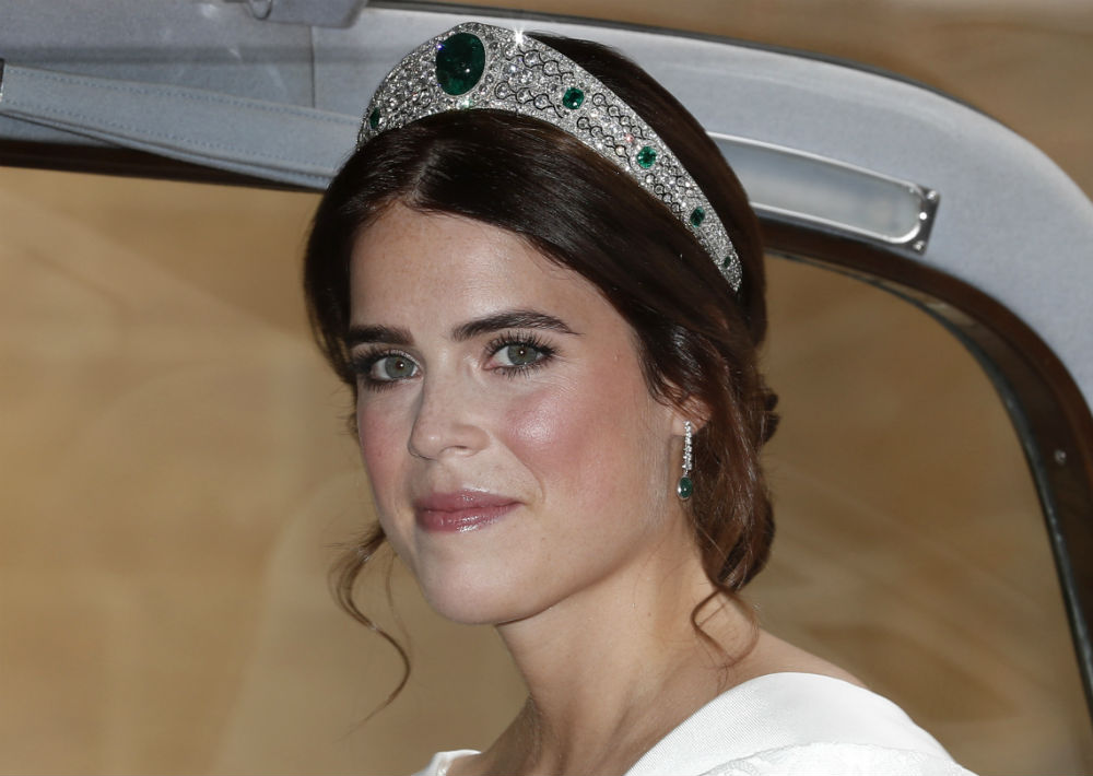 La novia, de 28 años de edad, accesorizó su vestido con una tiara de diamante y esmeraldas que la reina le prestó. (AP)