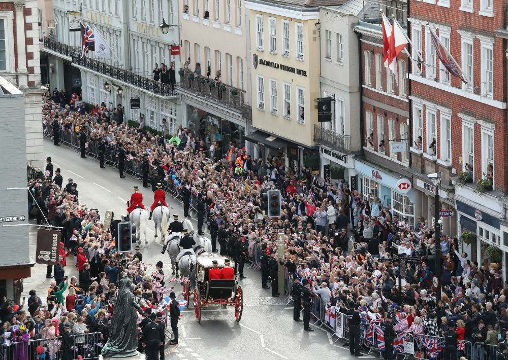 Los recién casados se embarcaron en un carruaje tirado por caballos a través de Windsor. (AP)