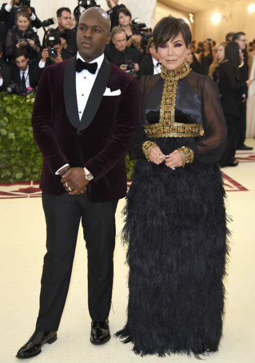 Cory Booker y Kris Jenner (AP)
