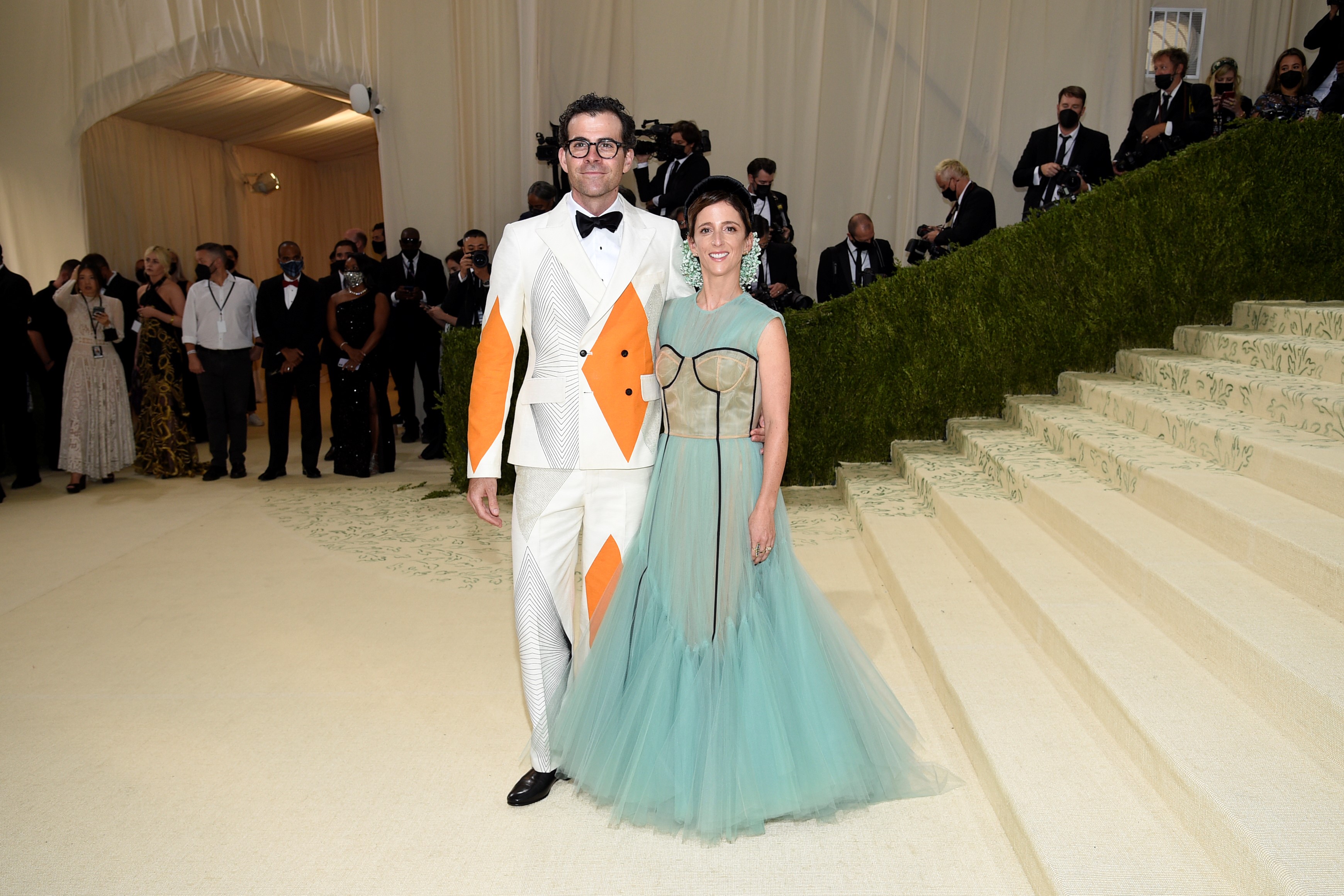 El director de Instagram, Adam Mosseri, acompañado de su esposa Monica Mosse. (AP)