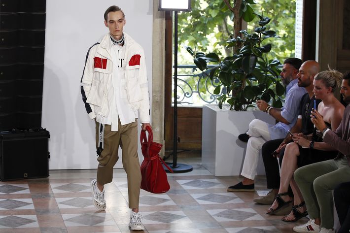 Camisas blancas combinadas con pantalones khaki formaron parte de su propuesta para primavera / verano 2018.