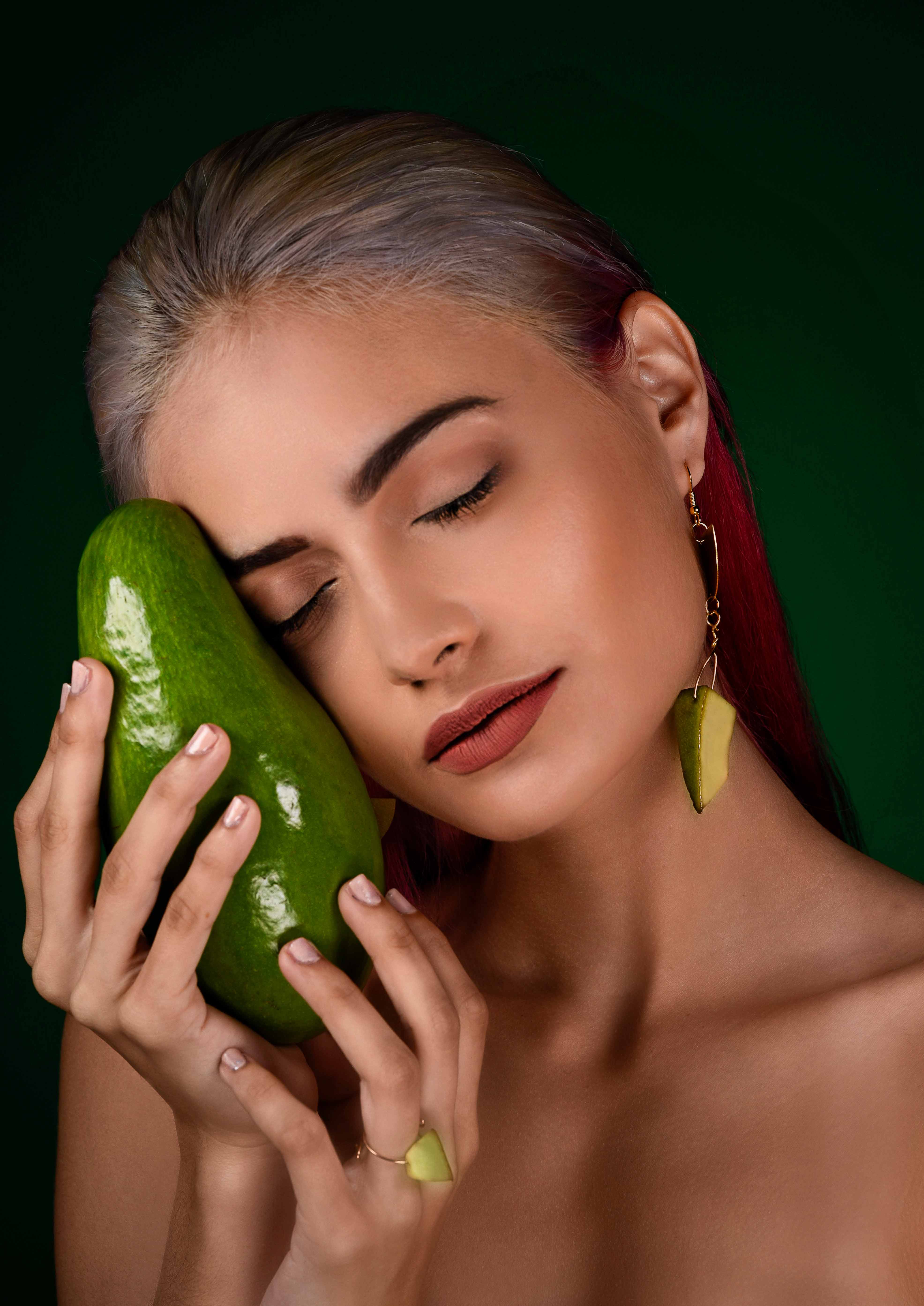 Nuestra vlogger Tommie Hernández aceptó el reto de transformar al aguacate en joyas y accesorios. (Foto: Angel L. García)