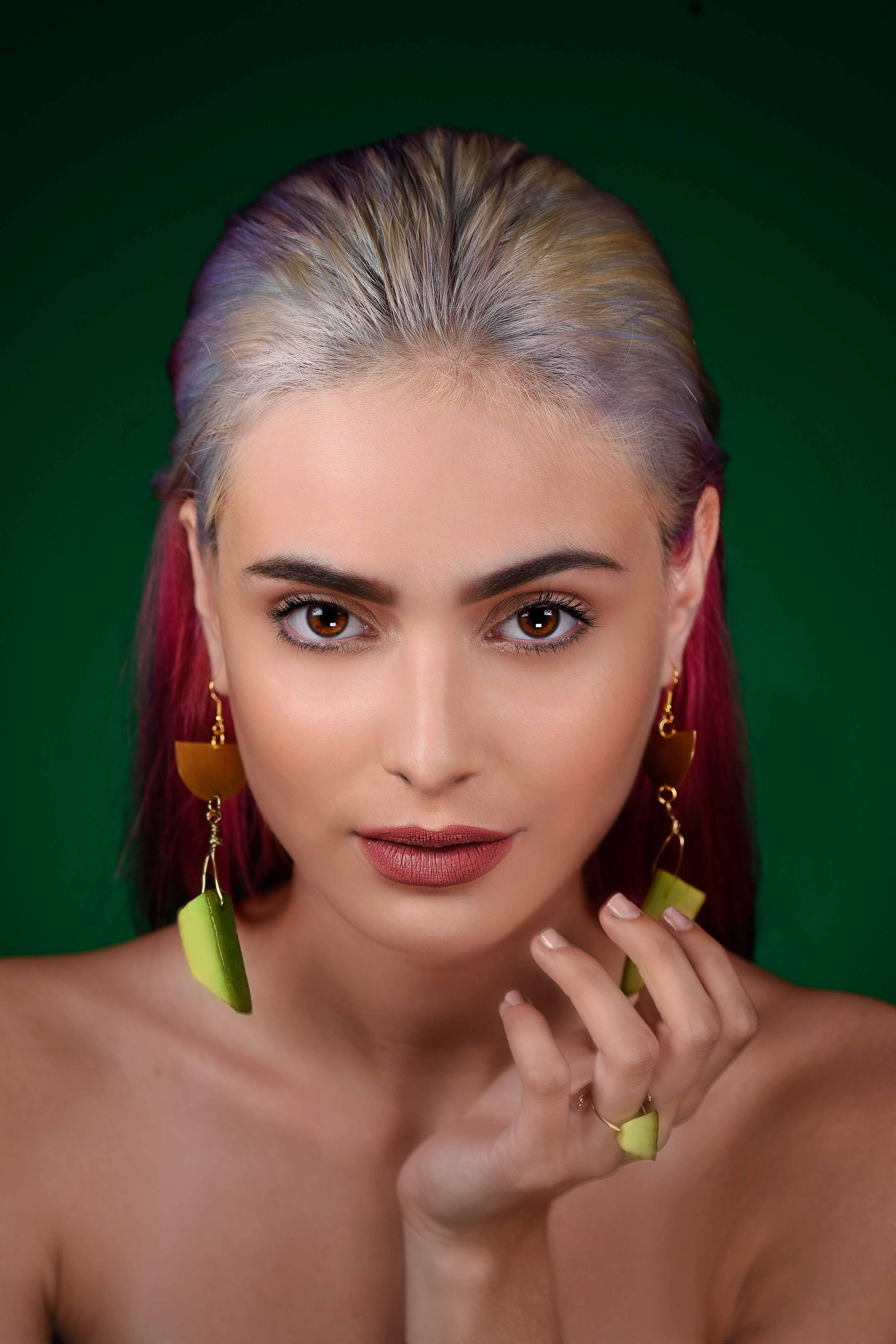 La modelo puertorriqueña Valeria Rivera, de Krone Models, posa con las pantallas y el anillo hechos de aguacate. (Foto: Angel L. García)