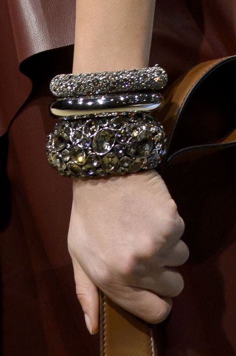 Pulseras anchas y finitas que puedas combinar entre sí. (Foto: WGSN)