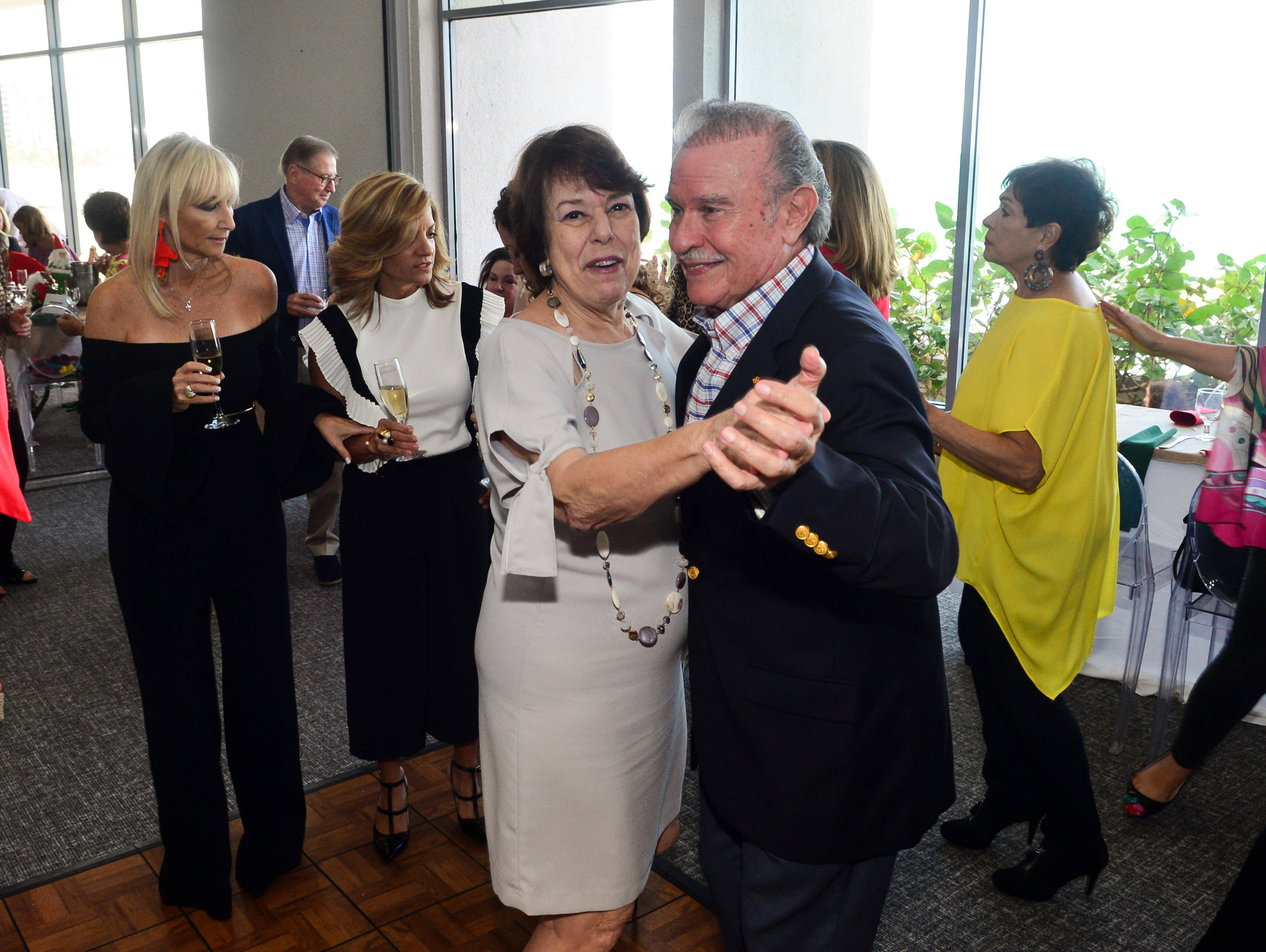 Los asistentes bailaron música típica. Foto Enid M. Salgado Mercado