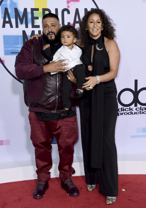 Otro que llegó bien acompañado fue DJ Khaled, junto Nicole Tuck y el pequeño Asahd Tuch Kahled. (Jordan Strauss/Invision/AP)