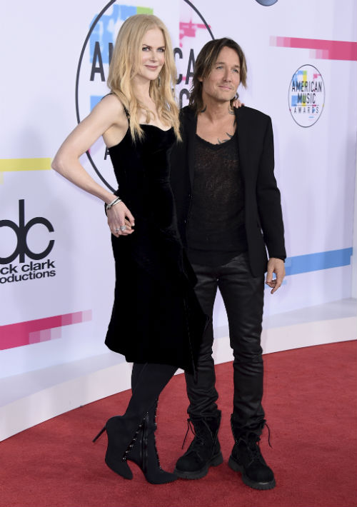 Nicole Kidman y Keith Urban posan a su llegada a ;a ceremonia en el Microsoft Theater de Los Ángeles. (Jordan Strauss/Invision/AP)