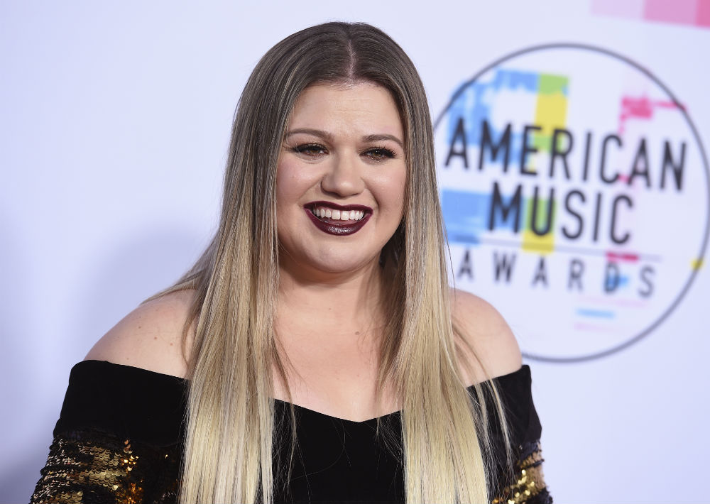 Kelly Clarkson fue de las que se dejó seducir por la idea del negro. (Jordan Strauss/Invision/AP)