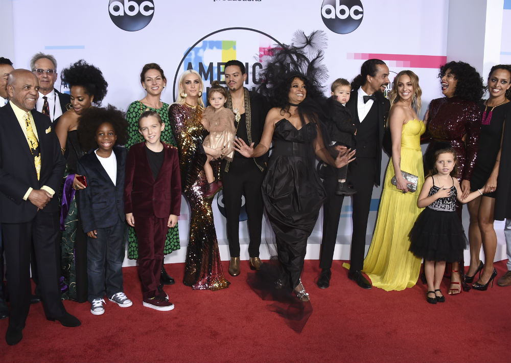 La gran homenajeada de la noche, Diana Ross llegó acompañada por toda su familia. (Jordan Strauss/Invision/AP)