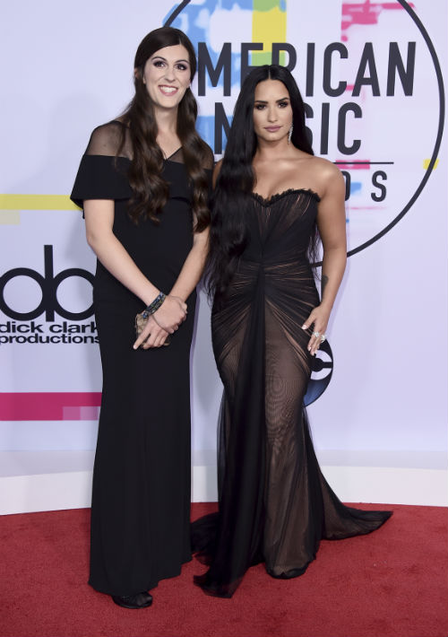 Demi Lovato desfiló junto a la representante electa por el estado de Virginia, Danica Roem. (Jordan Strauss/Invision/AP)