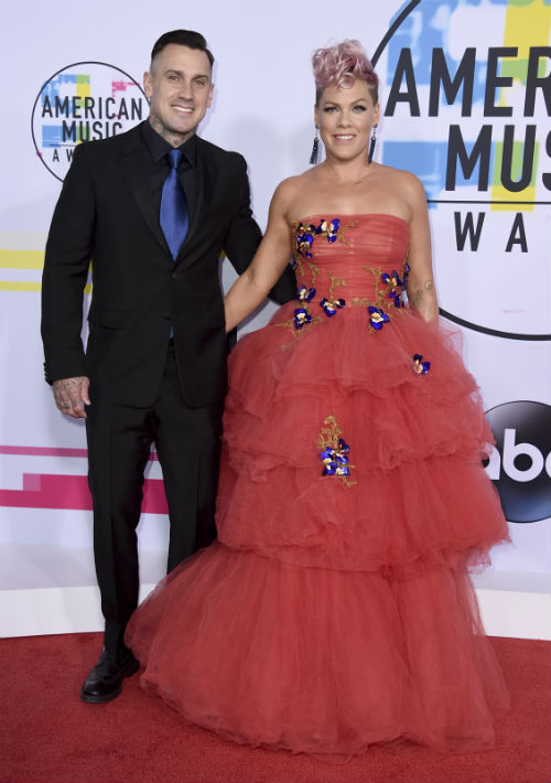 Otra que rompió con la tendencia fue Pink, en la foto, acompañada por Carey Hart. (Jordan Strauss/Invision/AP)