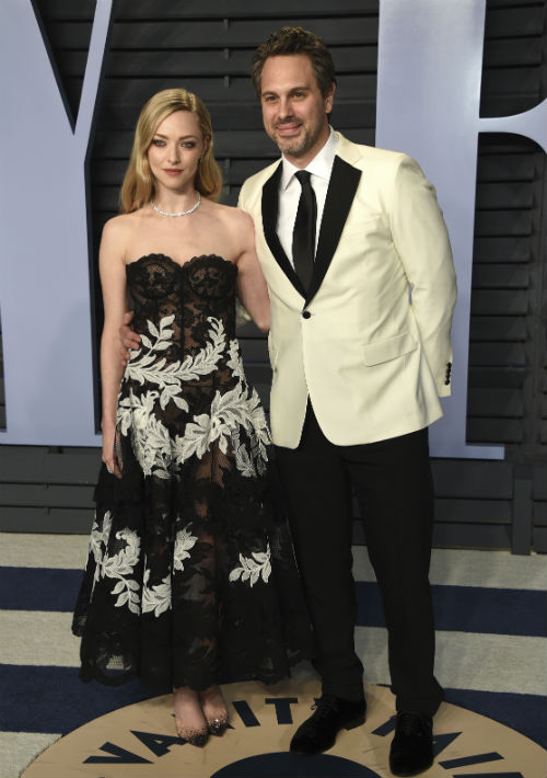 La eterna "mean girl" Amanda Seyfried, a la izquierda, y su esposo Thomas Sadoski, a la derecha. (The Associated Press)
