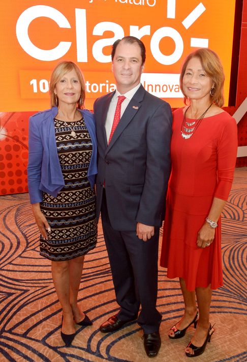 Sandra Torres, Enrique Ortiz de Montellano y Cristina Lambert, en la celebracion del aniversario de Claro en Puerto Rico.