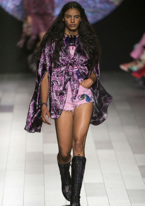 Mileshka Cortés modela para Anna Sui. (Foto: WGSN)