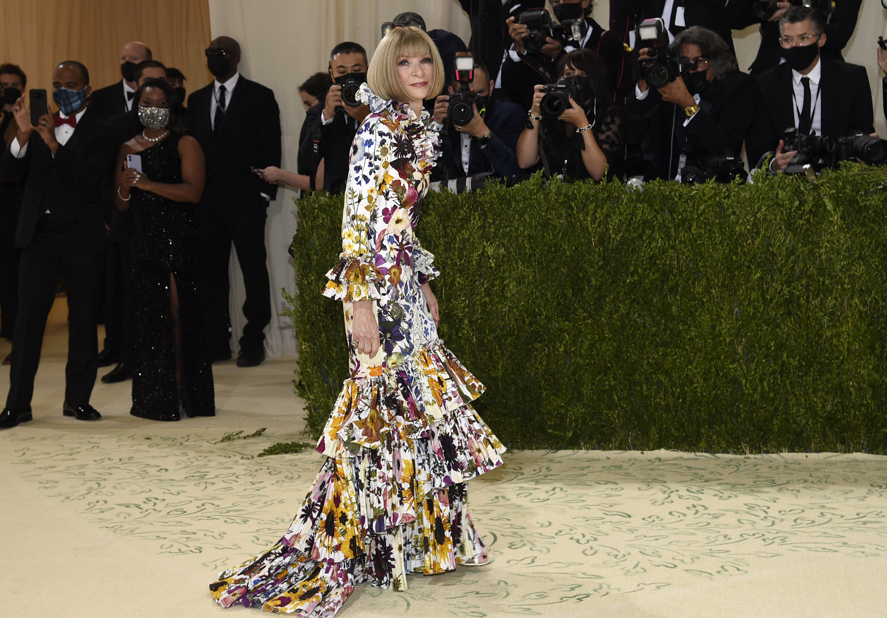 La editora jefe de la revista Vogue, Anna Wintour, y organizadora de la Gala del MET, se ha decantado por un vestido de Oscar de la Renta de diseño floral. (AP)