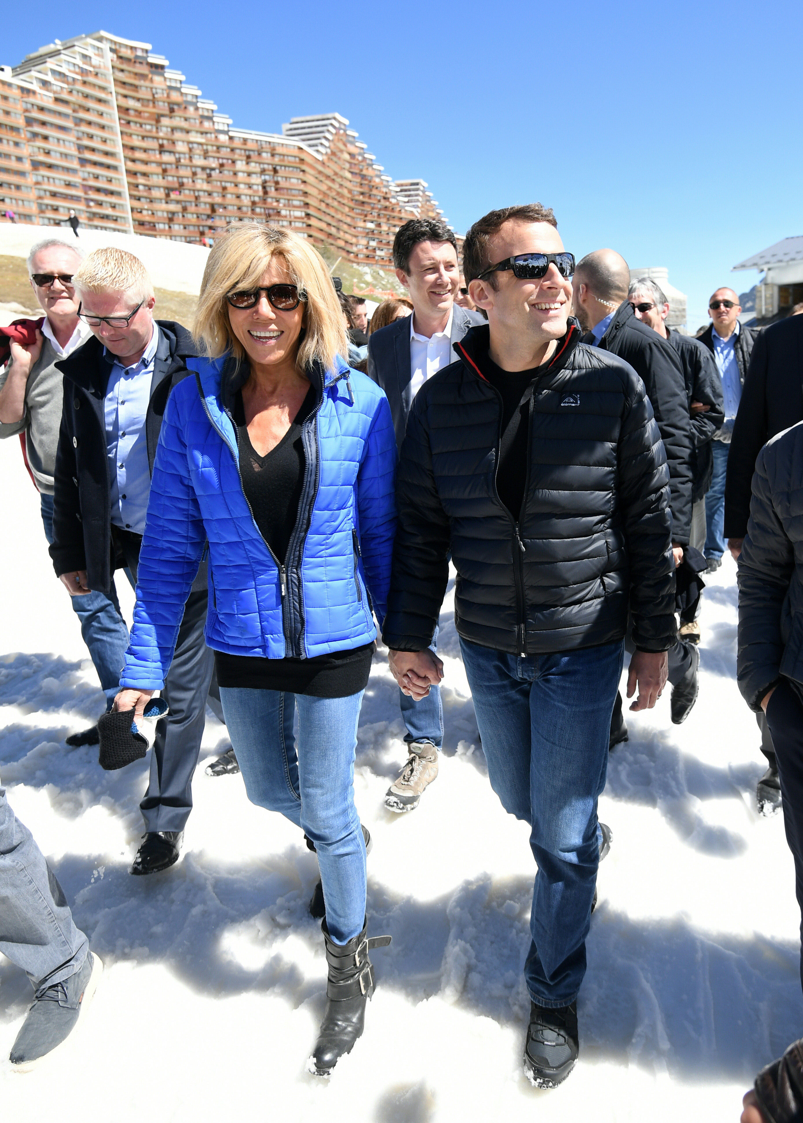 Informales, el presidente de Francia y su esposa, también apuestan por los looks descontracturados. Foto AP.