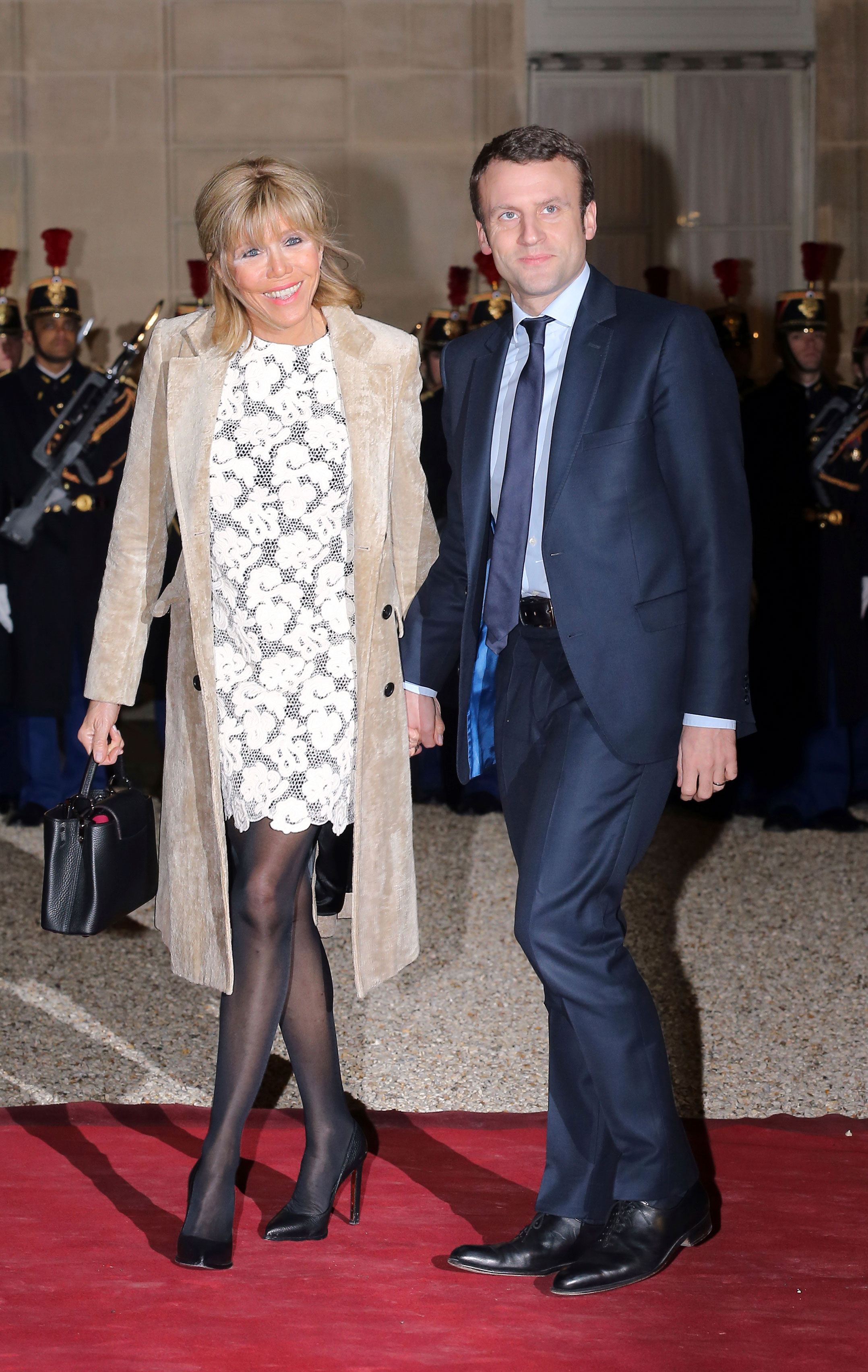 Los colores claros están entre los preferidos de Brigitte Macron. Foto AP.
