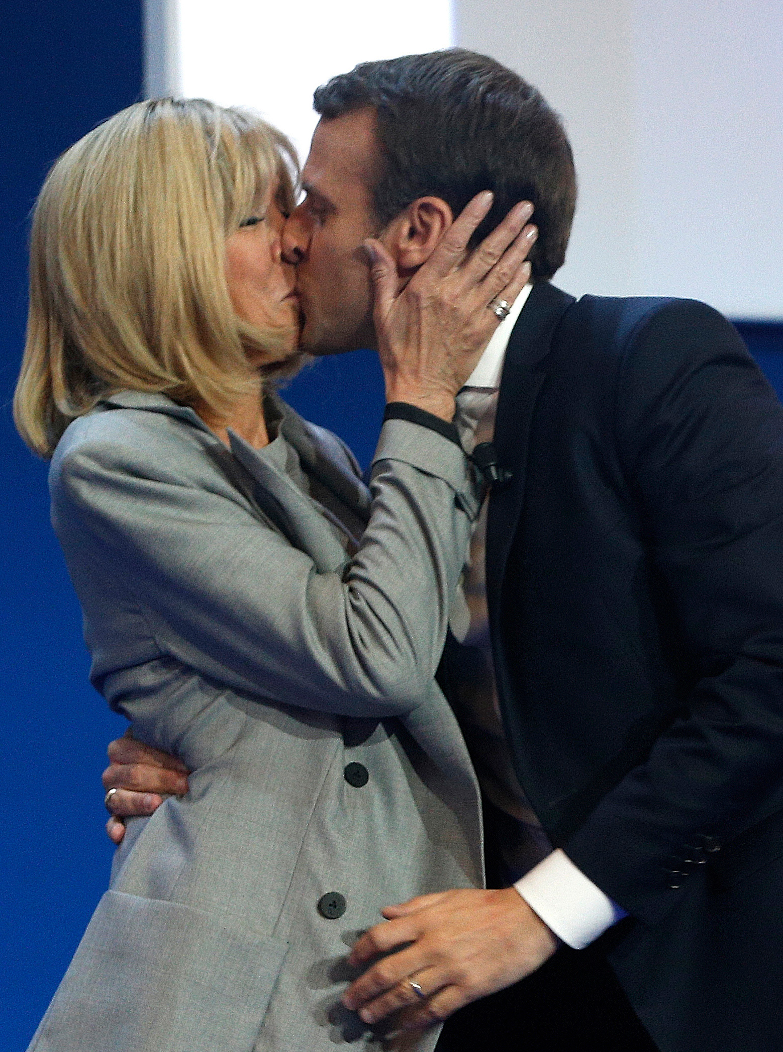 Cariñosos, los Macron se casaron hace 10 años y se conocen hace 24, cuando ella era su profesora de drama y él, un adolescente. Foto AP.
