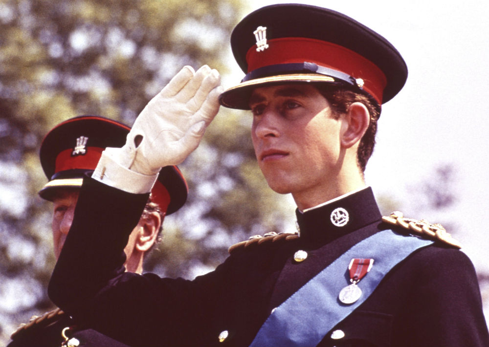 11 de junio de 1969. El príncipe utiliza por primera vez el uniforme de Coronel en Jefe del Regimiento Real de Gales durante la presentación del Regimiento de Color, en el Castillo de Cardiff en Gales. (AP)