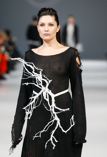 Este diseño de 2LFactura apuesta por la naturaleza como accesorios en la Semana de la Moda de Ucrania. (Foto; AP/Efrem Lukatsky)